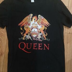 Que Black Tee with Regal Graphic